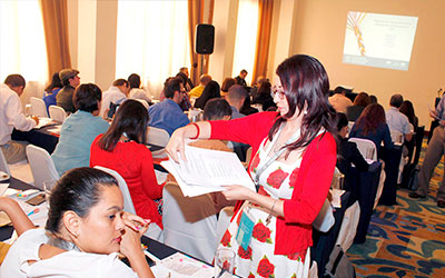 Foto de personas recibiendo capacitación en sala de reuniones